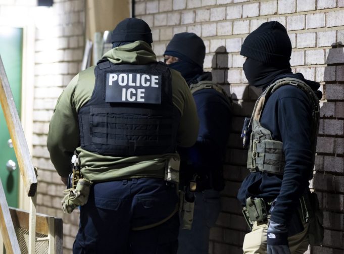 Dad Laga soo Tarxiilay Mareykanka oo Ku Xayirnaa Jabuti oo loo Gudbiyay Dalkooda