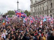 Rabshadaha Ka Socda UK oo Sababay in Dowlada dib u Habeyn ku Sameyso Magangalyo-doonka