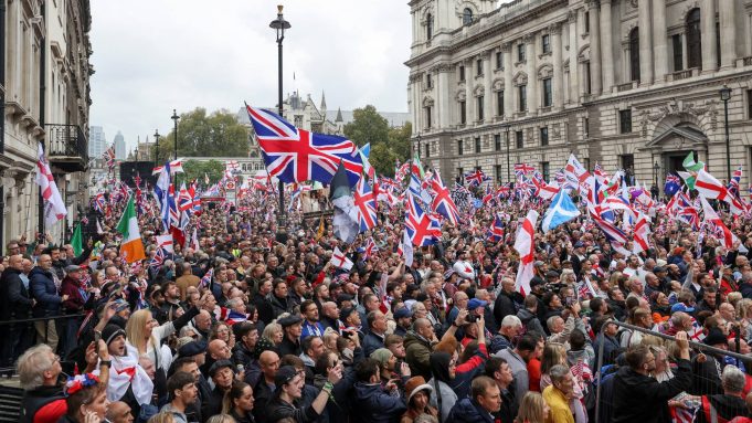 Rabshadaha Ka Socda UK oo Sababay in Dowlada dib u Habeyn ku Sameyso Magangalyo-doonka