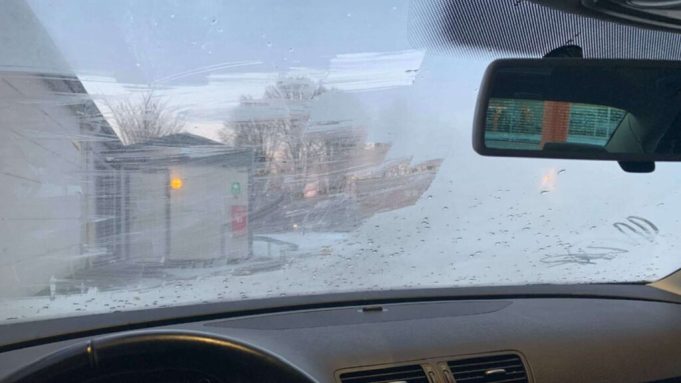 Booliska Sweden oo Shatiga gaari Wadista kala Noqday Nin Waday Gaari uu Baraf ka buuxay Muyaaradihiisa